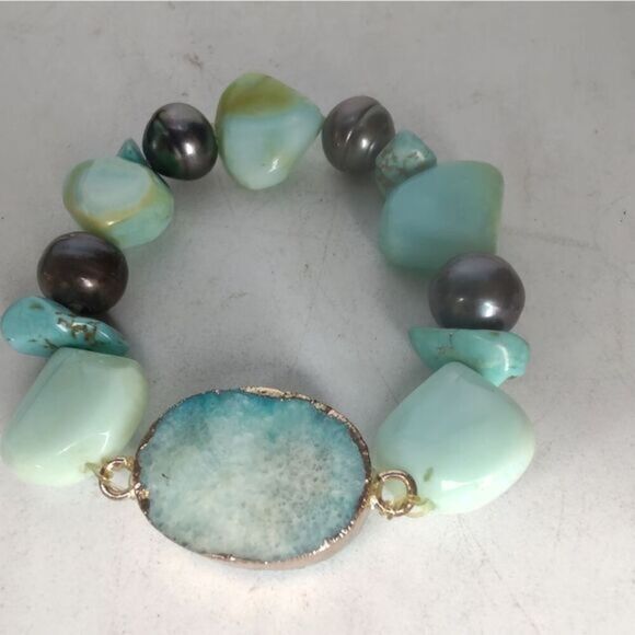 Beautiful elastic bracelet with opals, pearls, and an electroplated green druzy - Picture 3 of 3